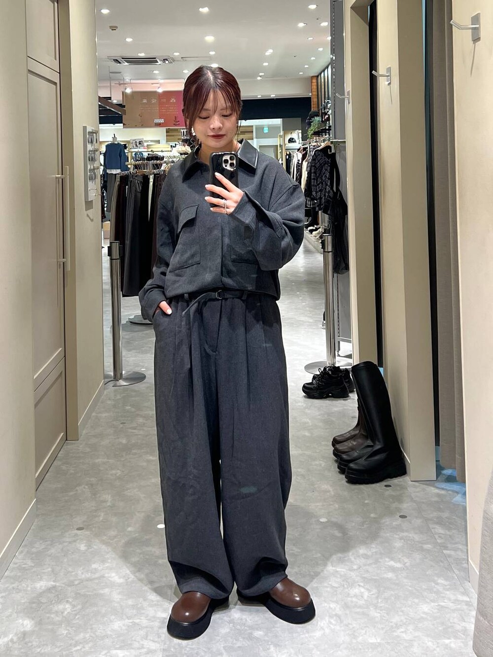 グレー系のサロペット/オーバーオール、ブラウン系のサンダルを着用したレディースの秋コーディネートの2枚目の写真