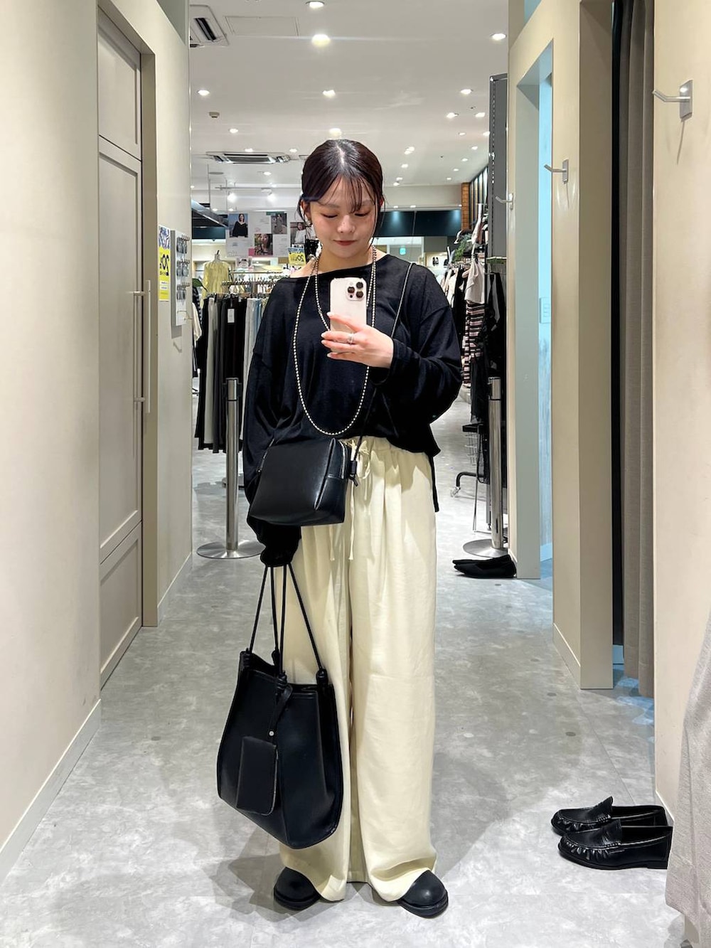 ブラック系のサンダル、ブラック系のTシャツ/カットソー、イエロー系のその他パンツを着用したレディースの春コーディネートの2枚目の写真