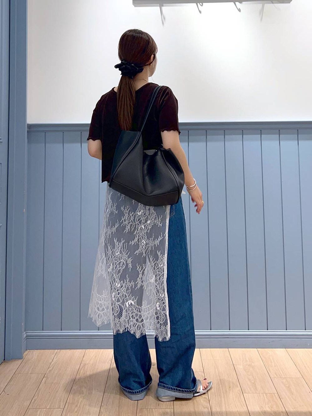 シルバー系のサンダル、ブルー系のデニムパンツ、ブラウン系のカーディガン/ボレロを着用したレディースの夏コーディネートの3枚目の写真