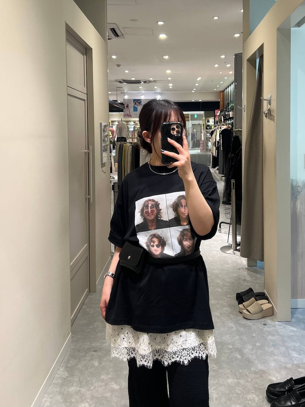 ブラック系のサンダル、ブラック系のその他パンツ、ブラック系のTシャツ/カットソーを着用したレディースの夏コーディネートの4枚目の写真
