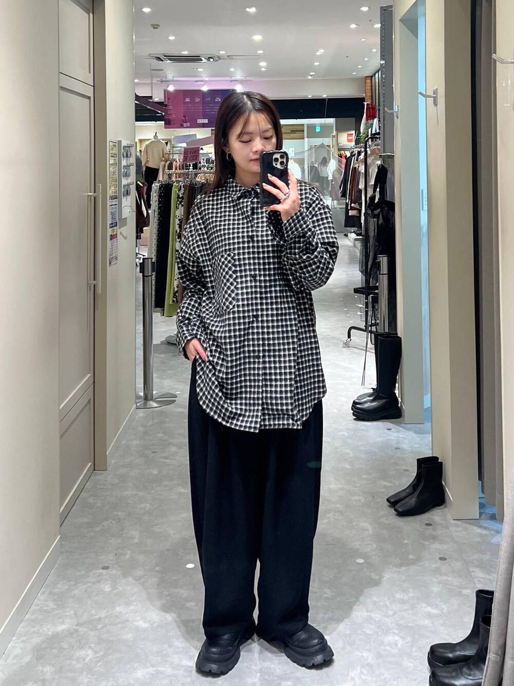 ブラック系のその他パンツ、ブラック系のシャツ/ブラウスを着用したレディースの冬コーディネートの2枚目の写真