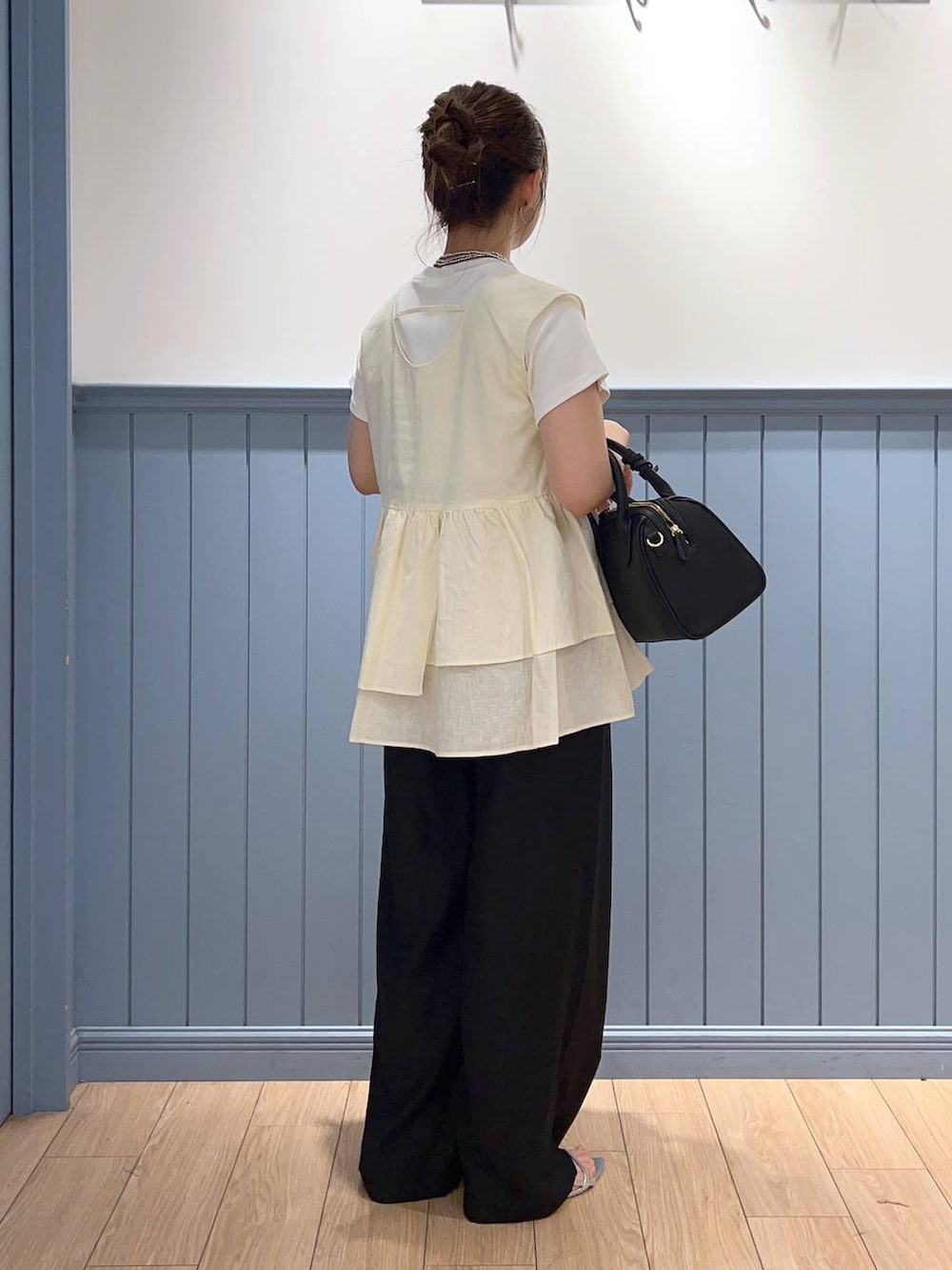 ホワイト系のTシャツ/カットソー、シルバー系のサンダル、ブラック系のその他パンツを着用したレディースの夏コーディネートの5枚目の写真