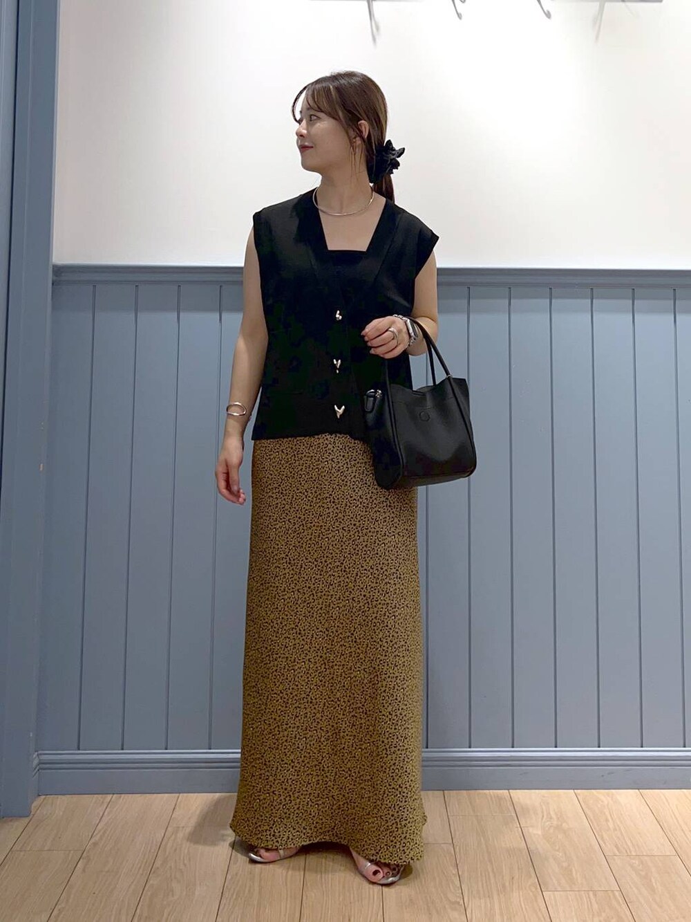 シルバー系のサンダル、その他のスカート、ブラック系のショルダーバッグを着用したレディースの夏コーディネートの3枚目の写真