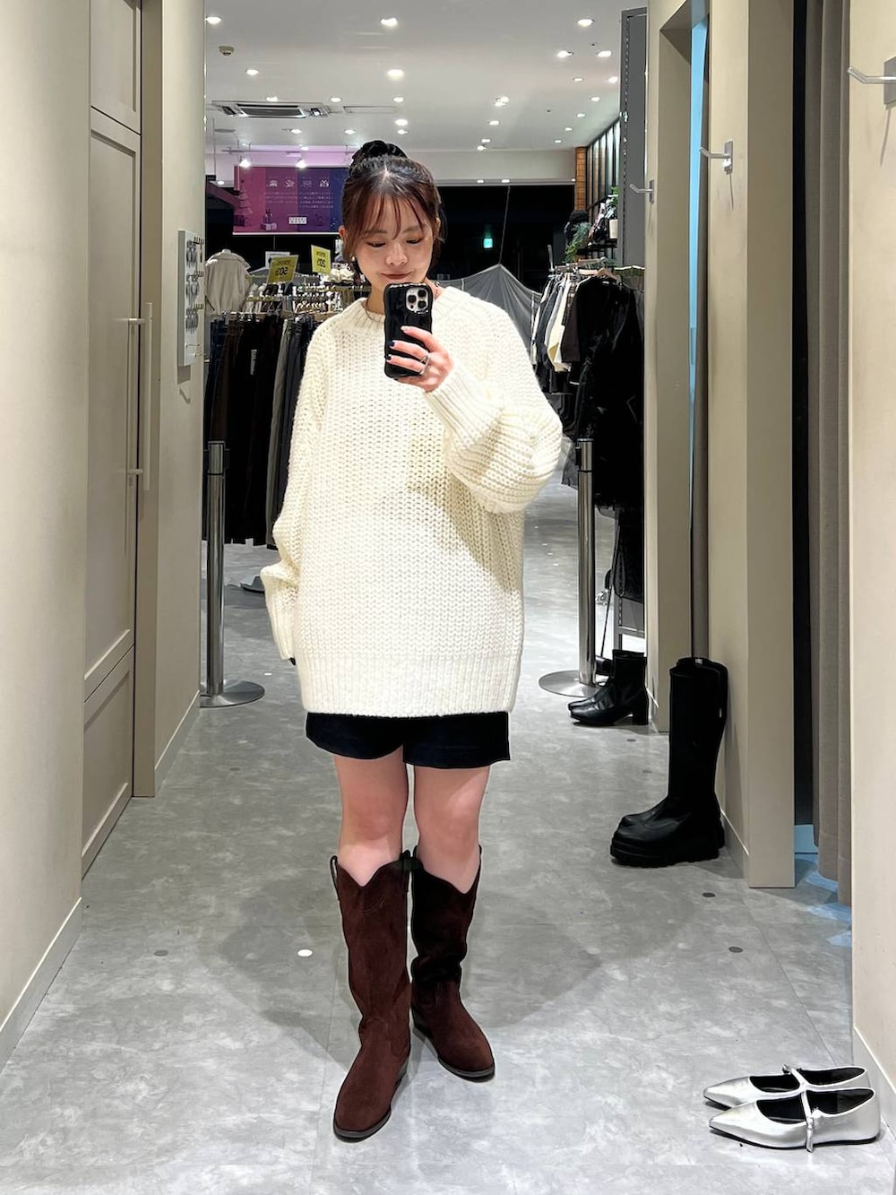 ホワイト系のニット/セーター、ブラック系のその他パンツ、ブラウン系のブーツを着用したレディースの秋コーディネートの4枚目の写真