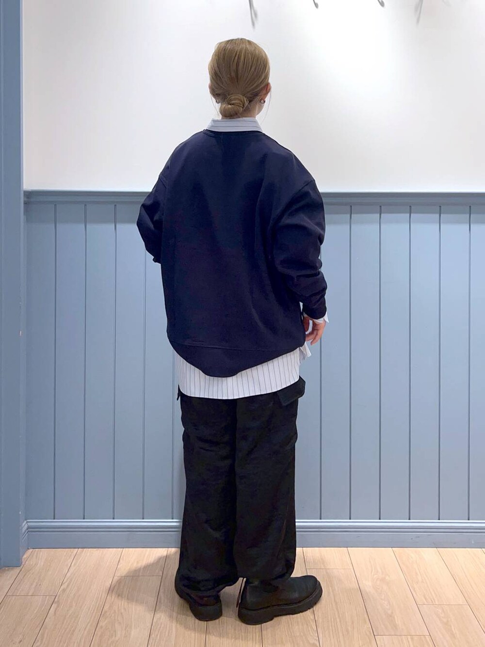 ブラック系のブーツ、ブラック系のカーゴパンツ、ブルー系のスウェットを着用したレディースの冬コーディネートの4枚目の写真