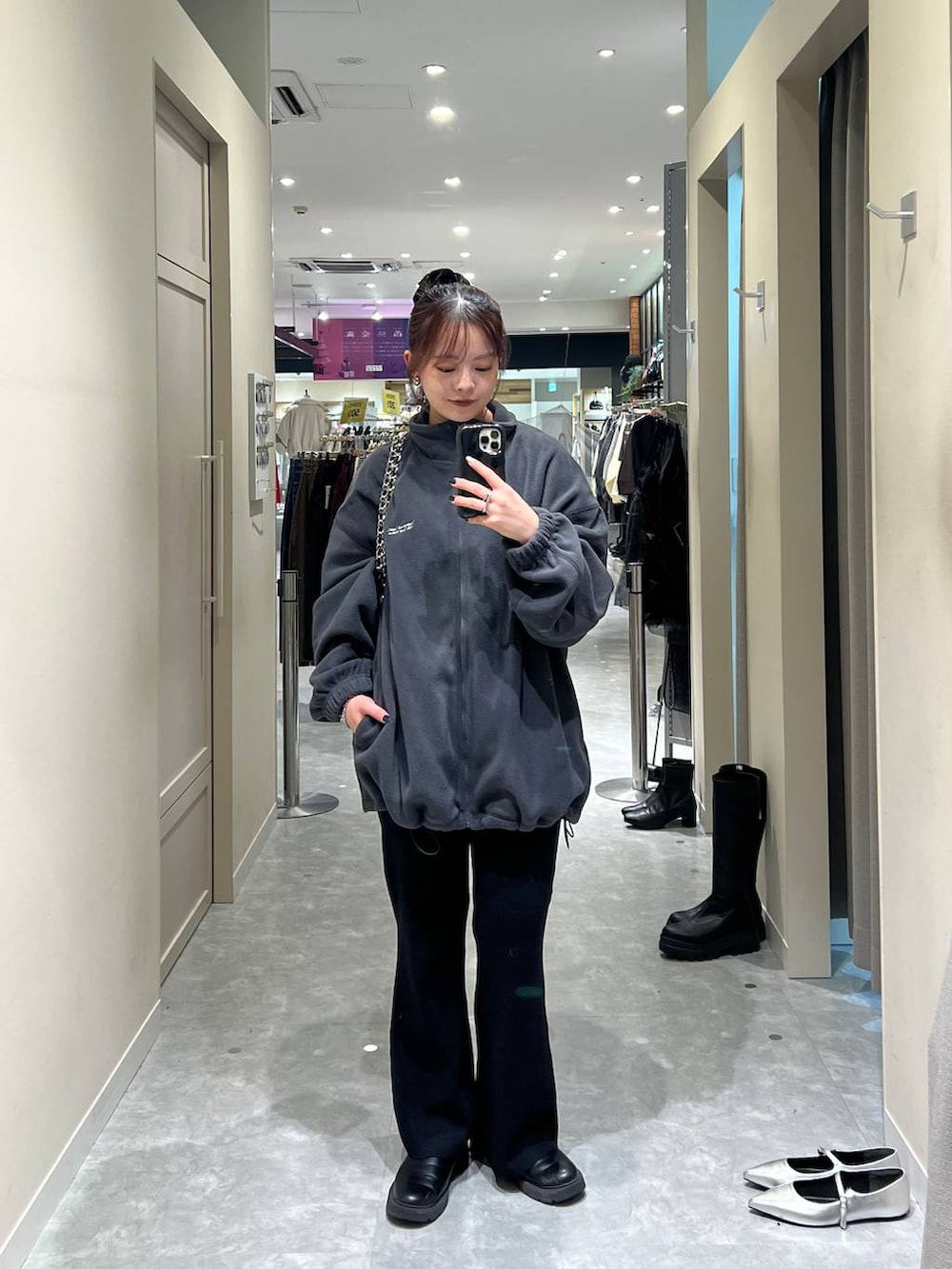 ブラック系のその他パンツ、グレー系のブルゾン、ブラック系のショルダーバッグを着用したレディースの秋コーディネートの3枚目の写真