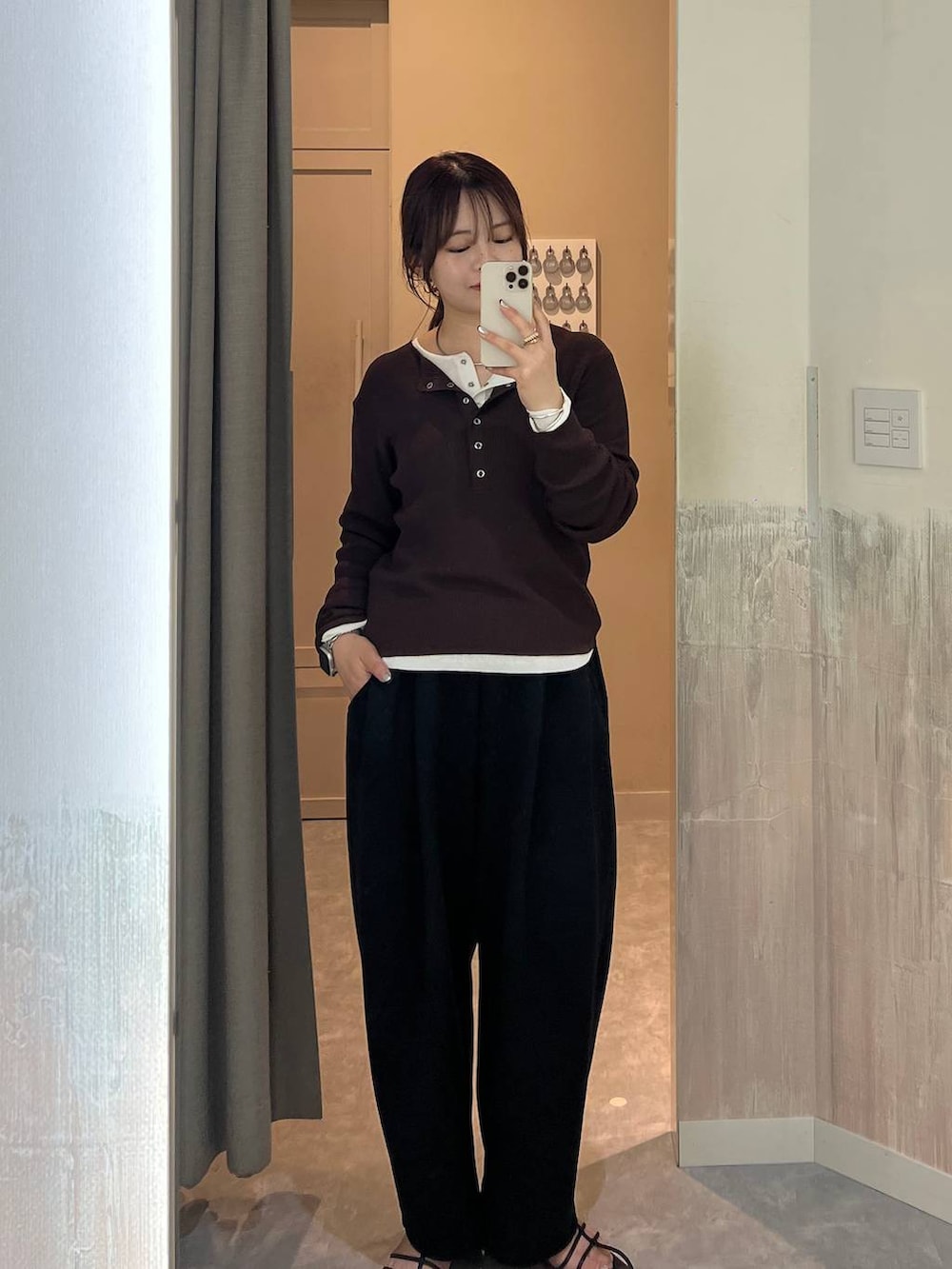 ブラック系のスウェットパンツ、ブラウン系のニット/セーター、ホワイト系のニット/セーターを着用したレディースの秋コーディネートの2枚目の写真