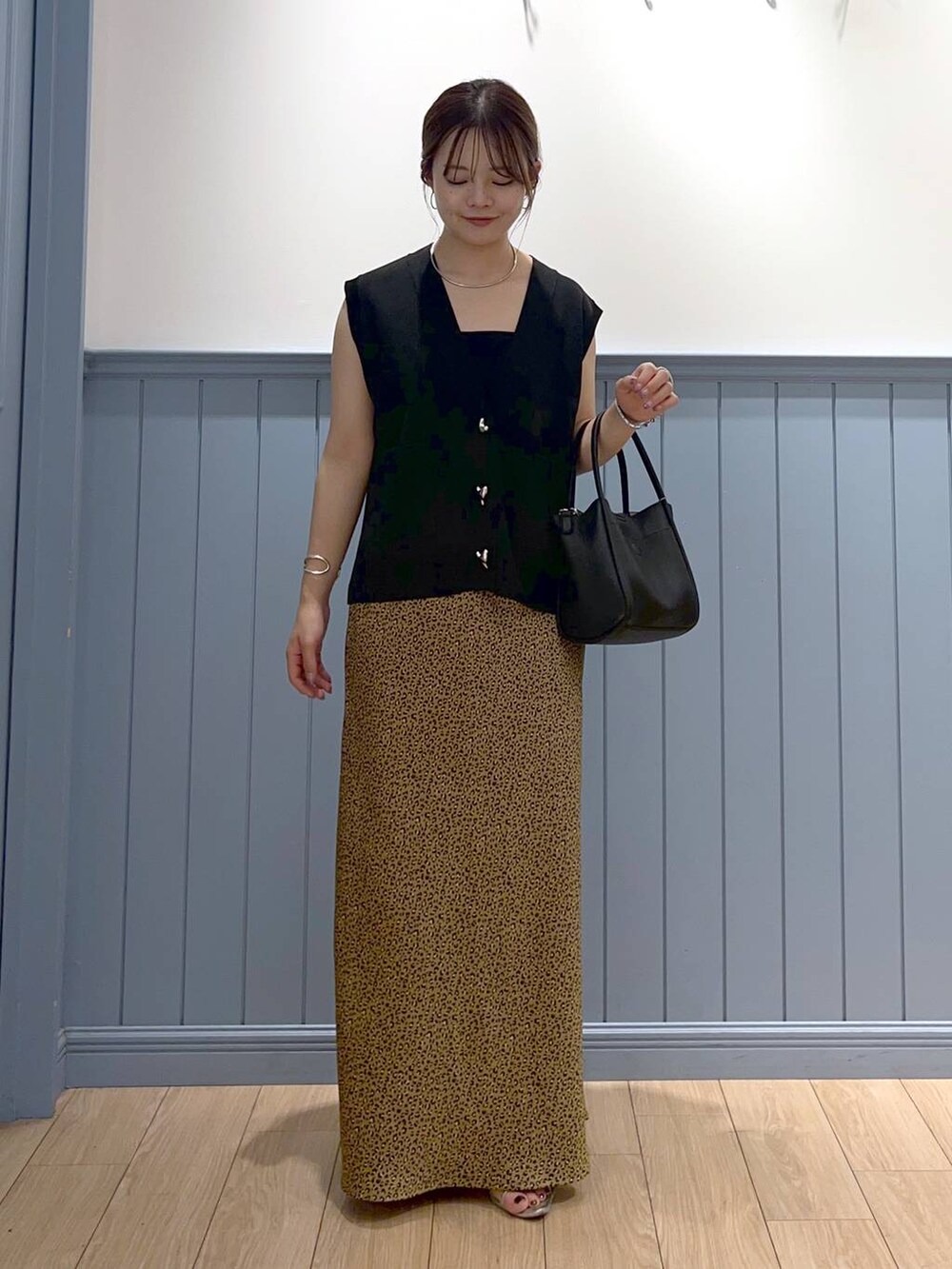 シルバー系のサンダル、その他のスカート、ブラック系のショルダーバッグを着用したレディースの夏コーディネートの2枚目の写真