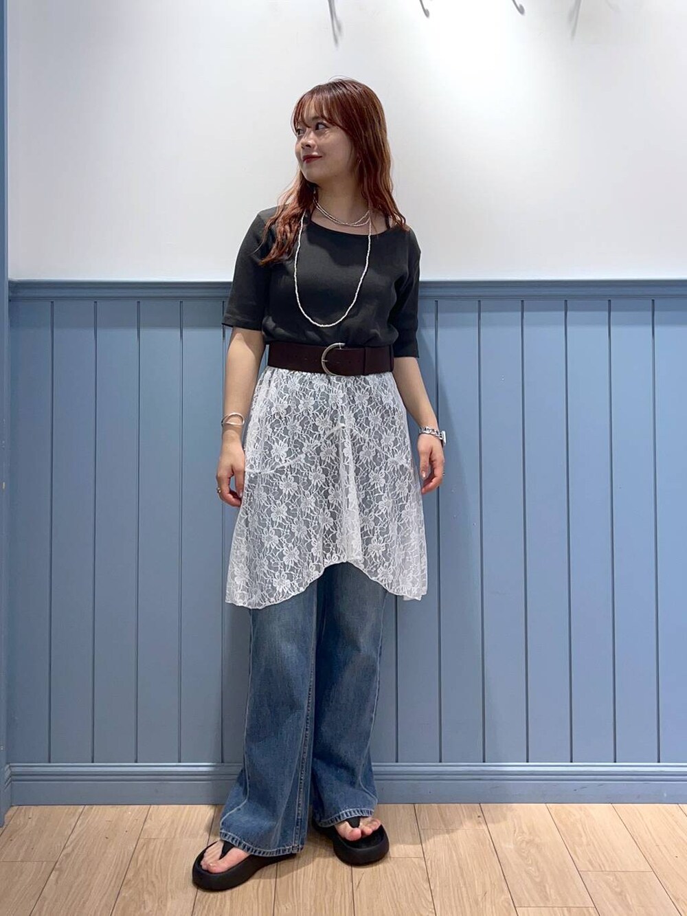 グレー系のTシャツ/カットソー、ホワイト系のスカート、ブルー系のデニムパンツを着用したレディースの夏コーディネートの3枚目の写真