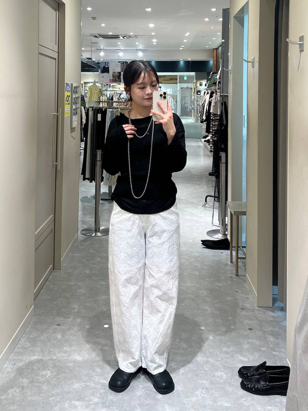 ブラック系のサンダル、ブラック系のTシャツ/カットソー、ブラック系のタンクトップを着用したレディースの春コーディネートの3枚目の写真