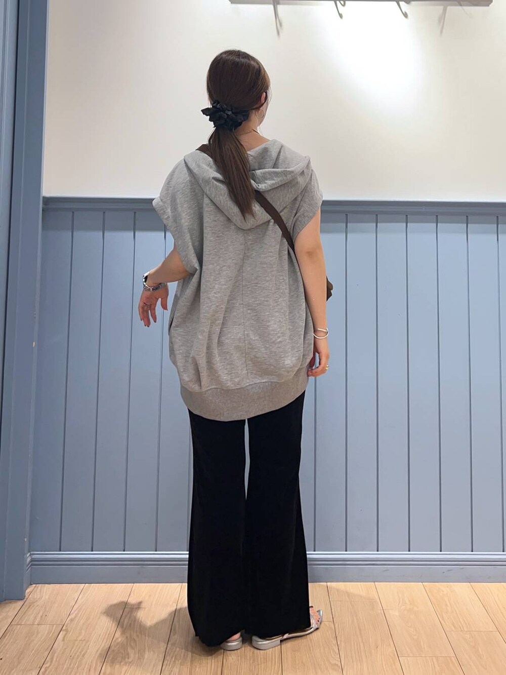 シルバー系のサンダル、グレー系のTシャツ/カットソー、ブラウン系のショルダーバッグを着用したレディースの夏コーディネートの3枚目の写真