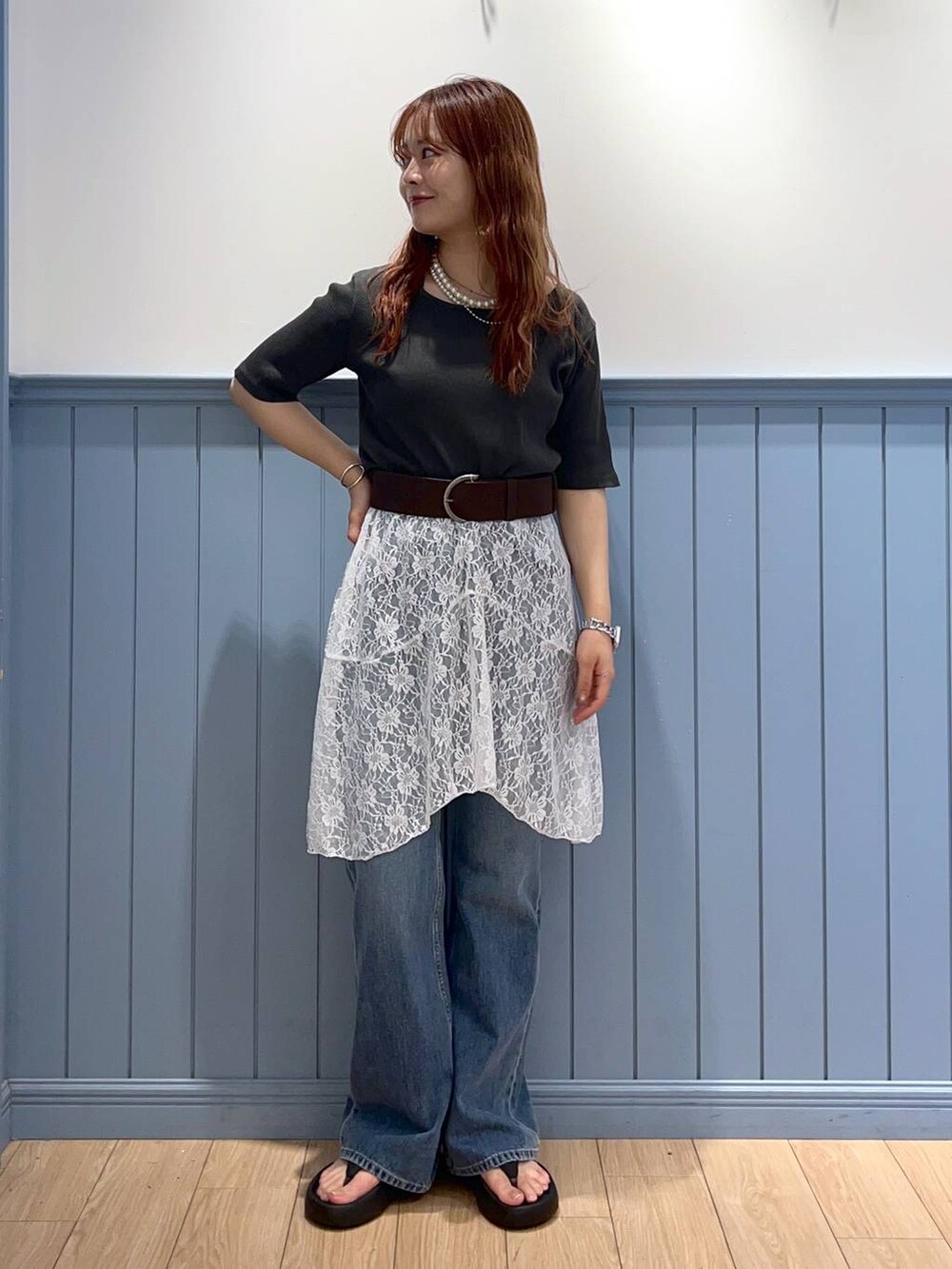 グレー系のTシャツ/カットソー、ホワイト系のスカート、ブルー系のデニムパンツを着用したレディースの夏コーディネートの2枚目の写真