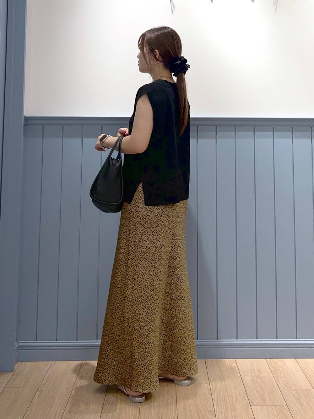 シルバー系のサンダル、その他のスカート、ブラック系のショルダーバッグを着用したレディースの夏コーディネートの5枚目の写真