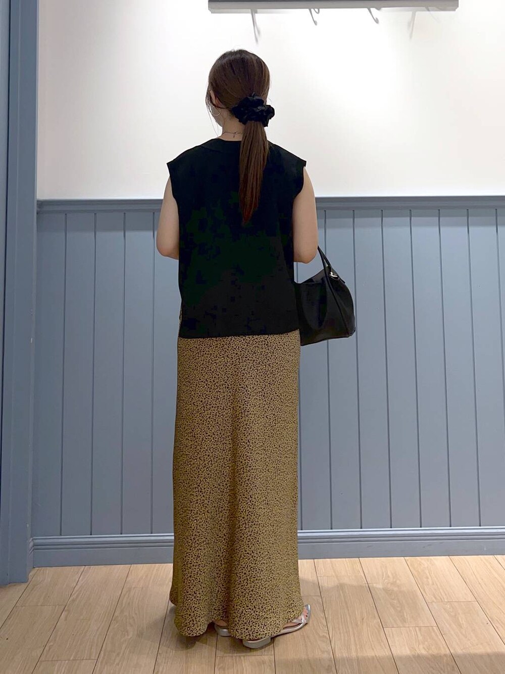 シルバー系のサンダル、その他のスカート、ブラック系のショルダーバッグを着用したレディースの夏コーディネートの6枚目の写真