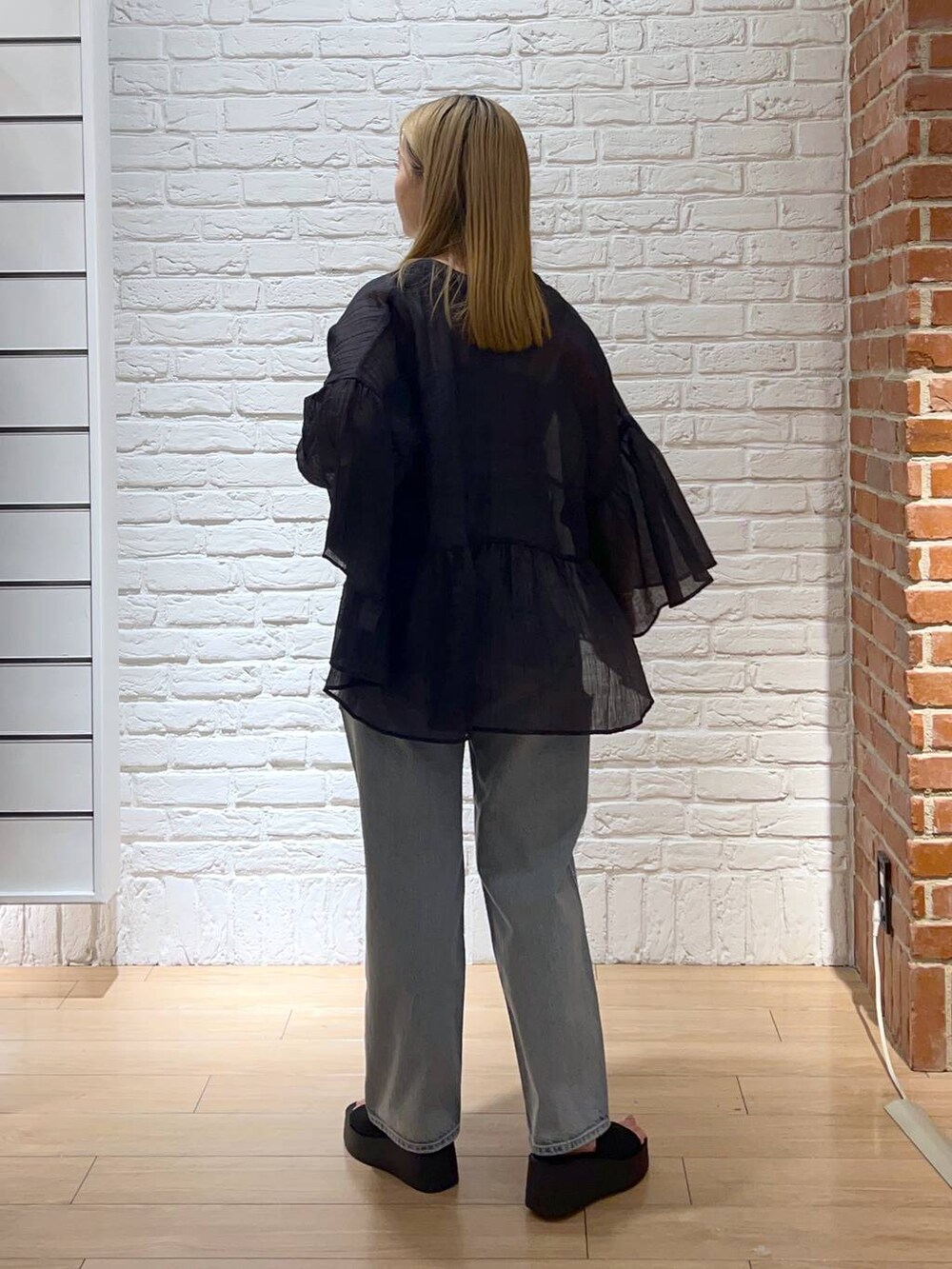 ブラック系のサンダル、ブルー系のデニムパンツ、グレー系のシャツ/ブラウスを着用したレディースの夏コーディネートの4枚目の写真