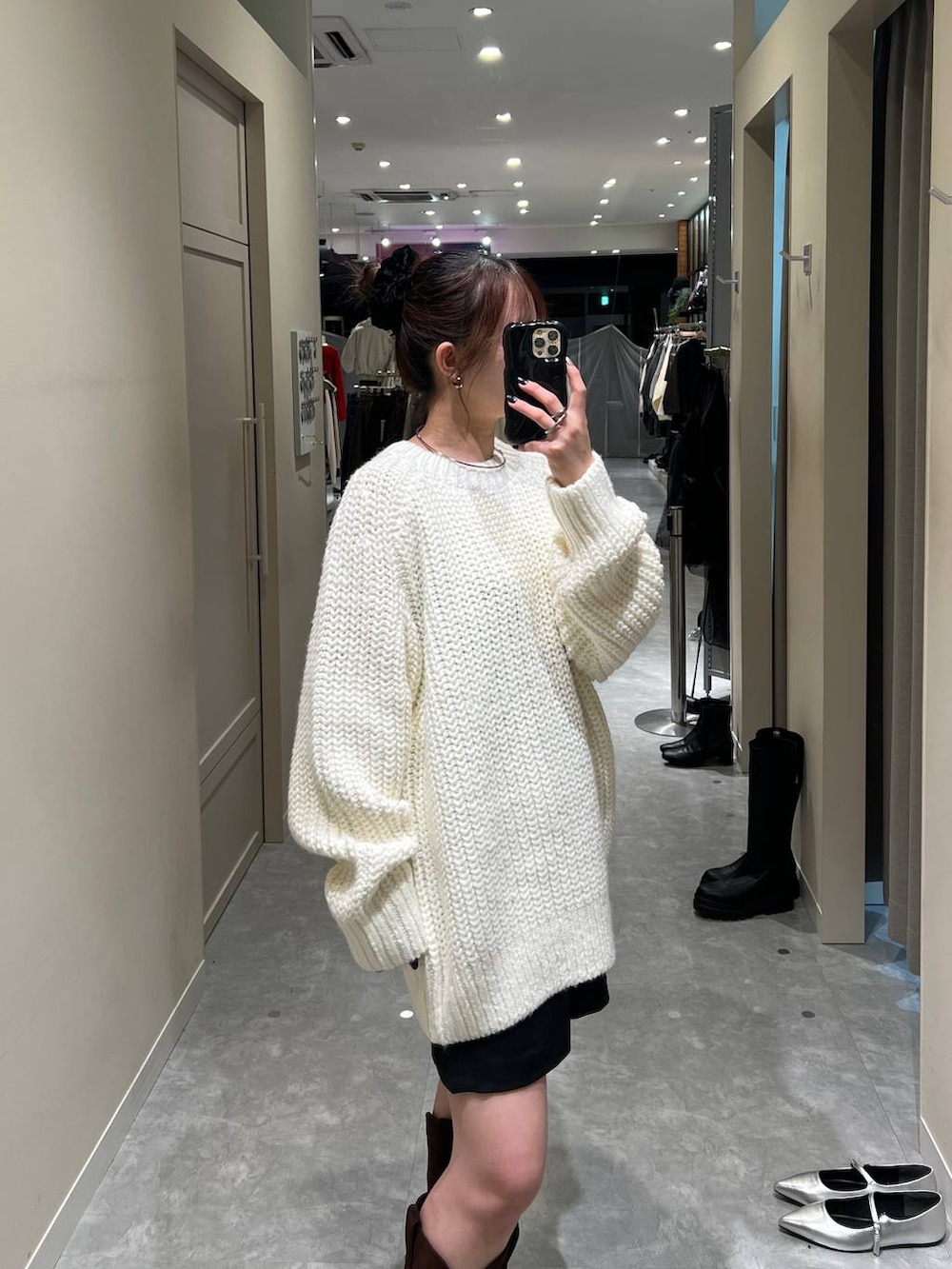 ホワイト系のニット/セーター、ブラック系のその他パンツ、ブラウン系のブーツを着用したレディースの秋コーディネートの3枚目の写真