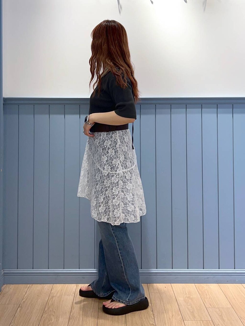 グレー系のTシャツ/カットソー、ホワイト系のスカート、ブルー系のデニムパンツを着用したレディースの夏コーディネートの4枚目の写真