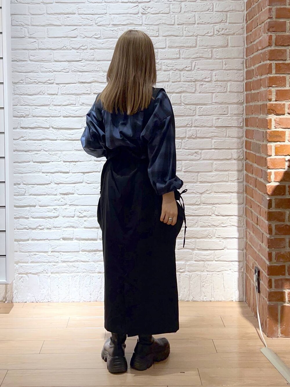 ブラック系のブーツ、ブルー系のシャツ/ブラウス、ブラック系のスカートを着用したレディースの秋コーディネートの4枚目の写真