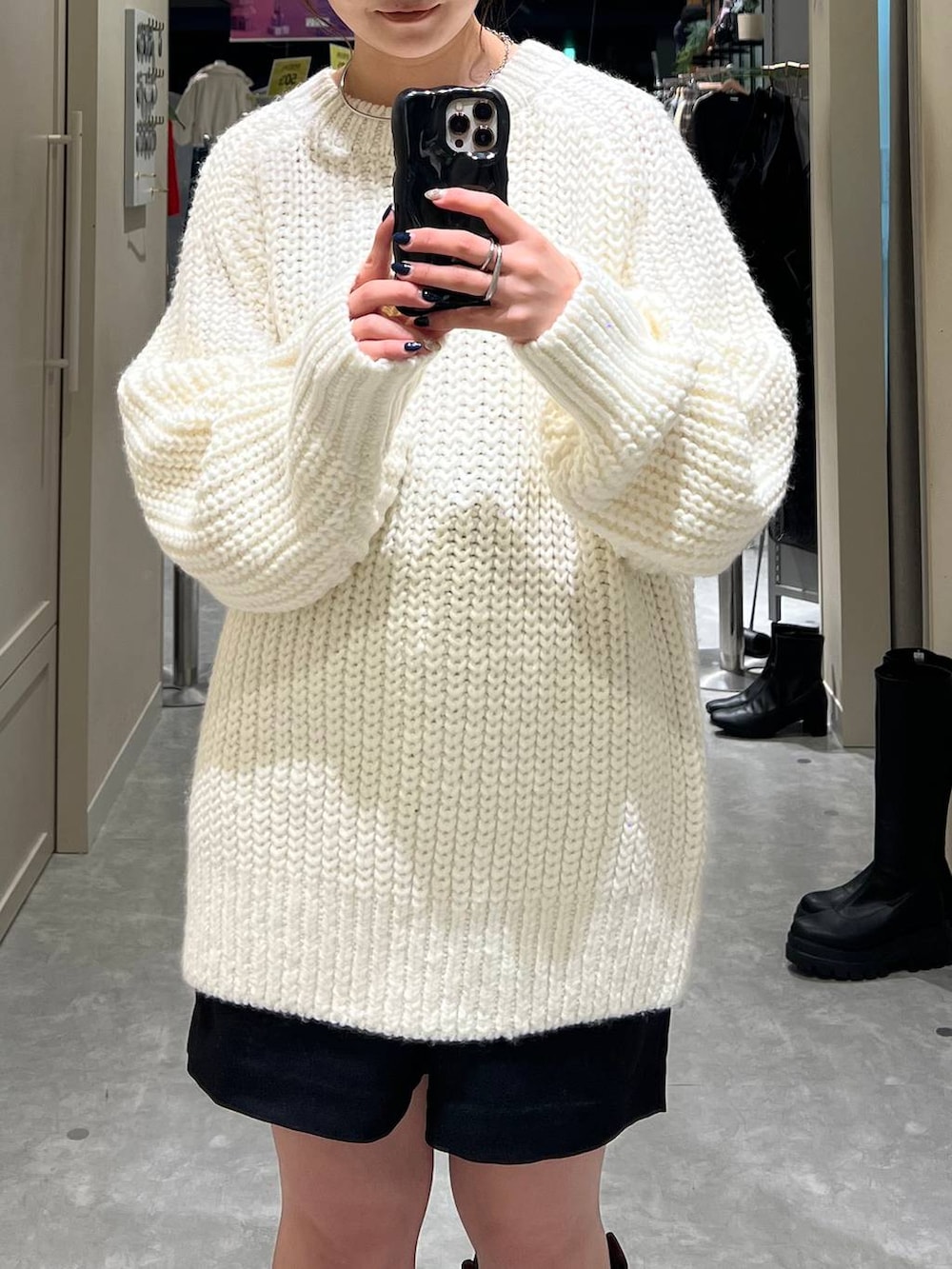 ホワイト系のニット/セーター、ブラック系のその他パンツ、ブラウン系のブーツを着用したレディースの秋コーディネートの5枚目の写真