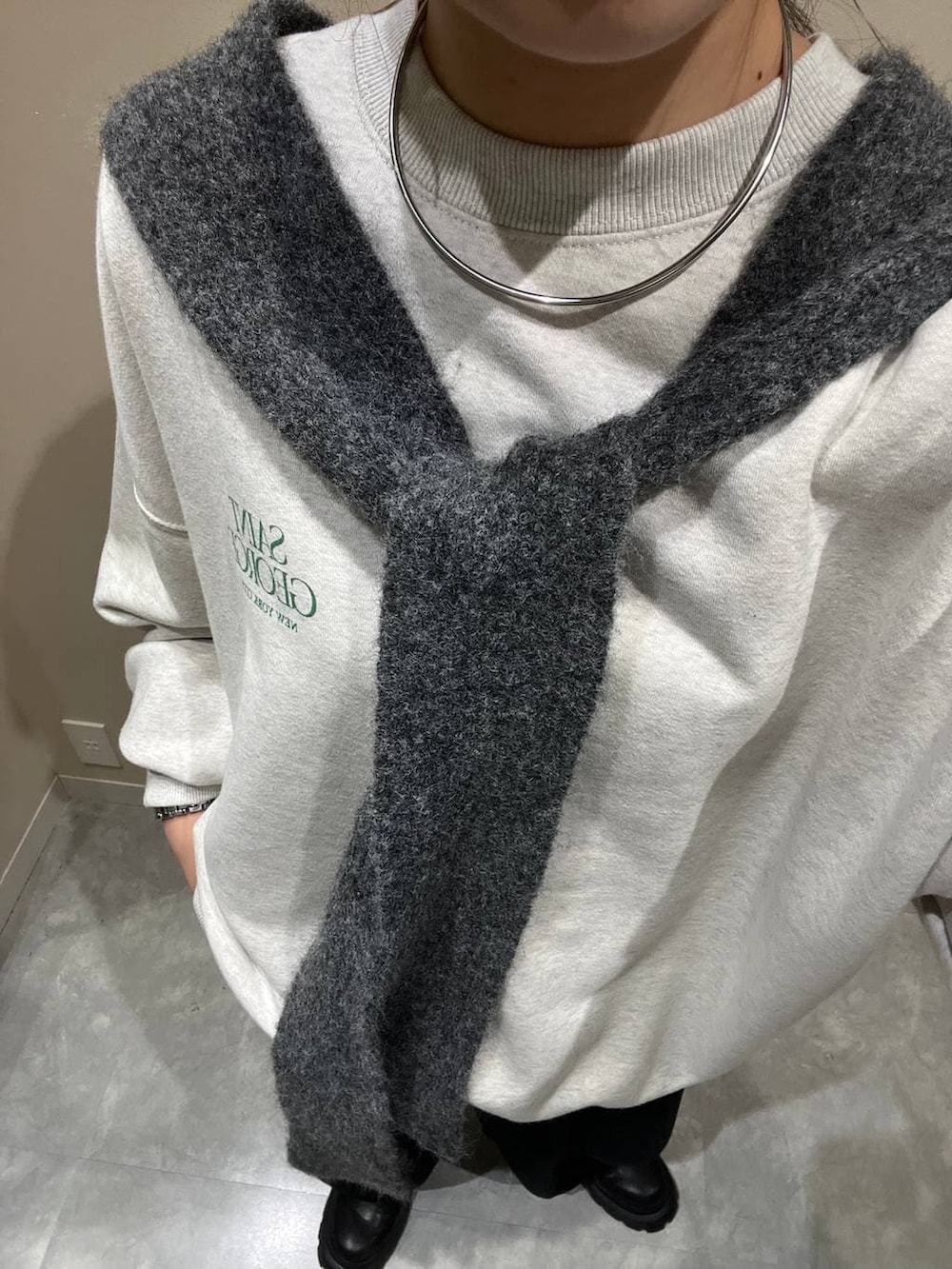 グレー系のスウェット、グレー系のマフラーを着用したレディースの秋コーディネートの2枚目の写真