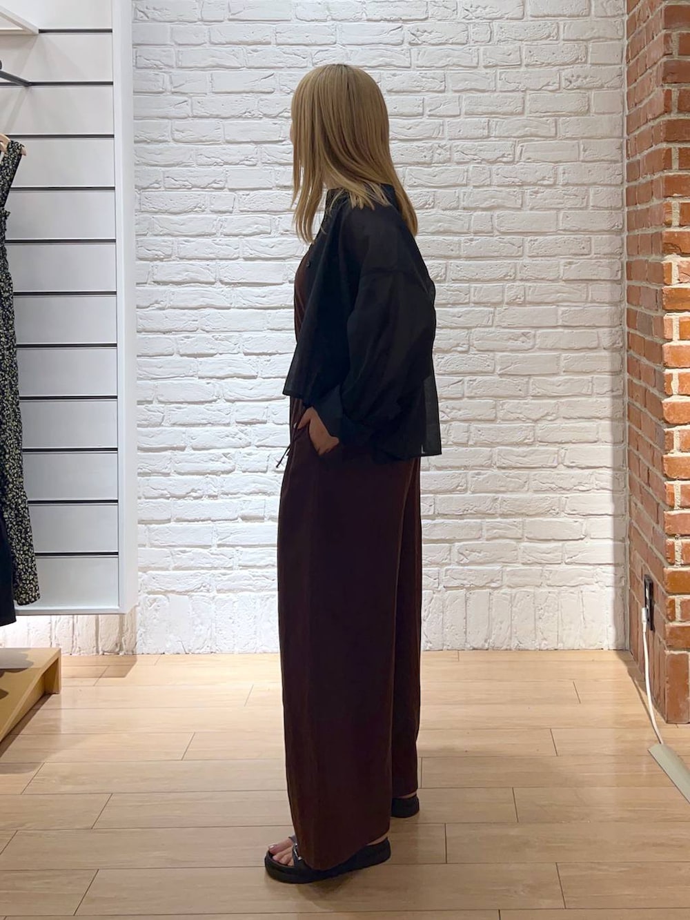 ブラウン系のサロペット/オーバーオール、ホワイト系のTシャツ/カットソー、ブラック系のシャツ/ブラウスを着用したレディースの夏コーディネートの2枚目の写真