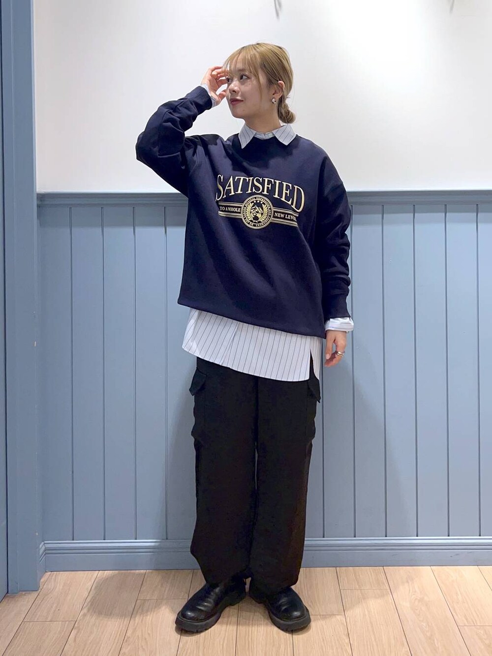 ブラック系のブーツ、ブラック系のカーゴパンツ、ブルー系のスウェットを着用したレディースの冬コーディネートの2枚目の写真