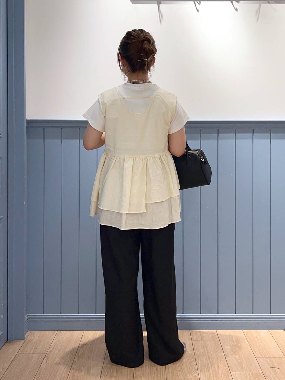 ホワイト系のTシャツ/カットソー、シルバー系のサンダル、ブラック系のその他パンツを着用したレディースの夏コーディネートの4枚目の写真