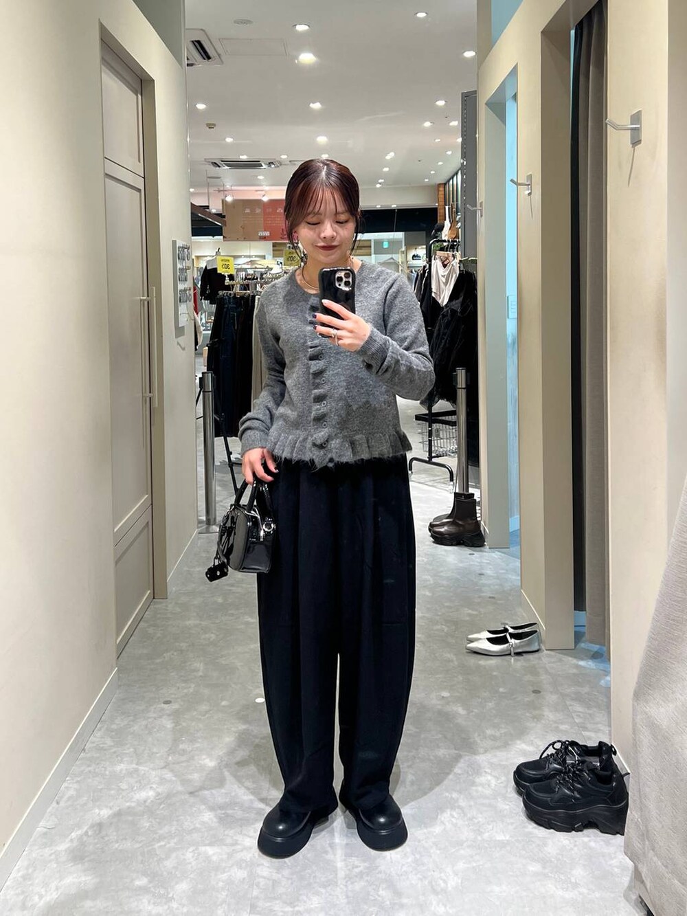 ブラック系のボストンバッグ、グレー系のニット/セーターを着用したレディースの秋コーディネートの2枚目の写真