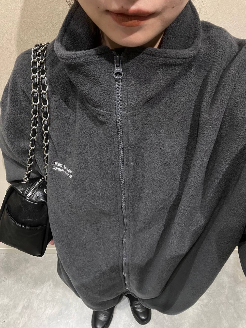 ブラック系のその他パンツ、グレー系のブルゾン、ブラック系のショルダーバッグを着用したレディースの秋コーディネートの2枚目の写真