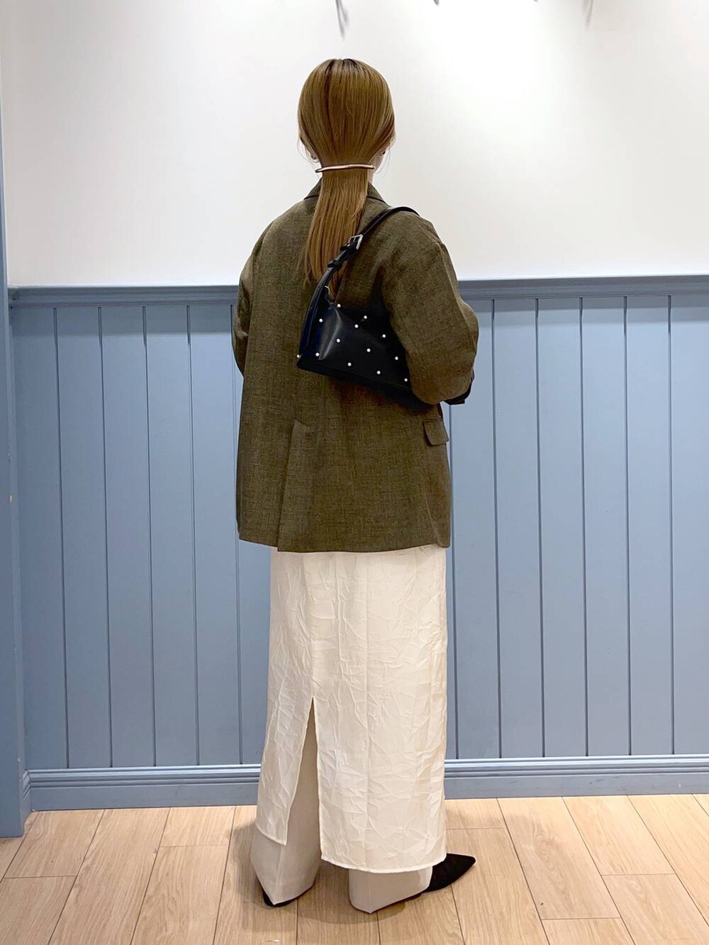 ブラック系のパンプス、ブラック系のショルダーバッグ、ブラウン系のテーラードジャケットを着用したレディースの冬コーディネートの5枚目の写真