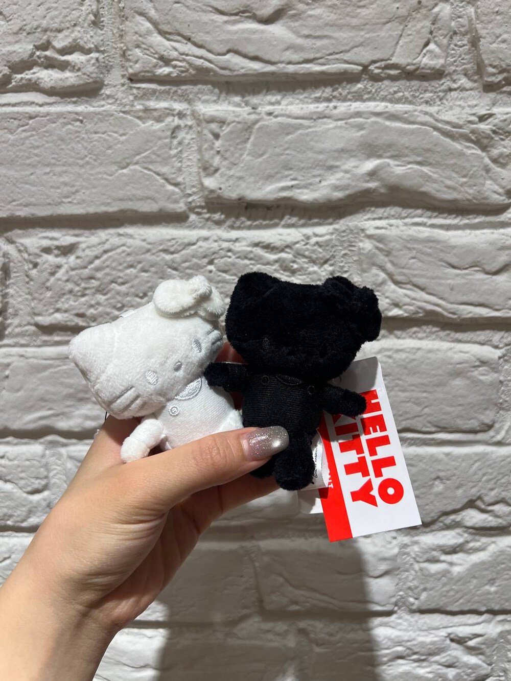 ブラウン系のボストンバッグを着用したレディースの夏コーディネートの5枚目の写真