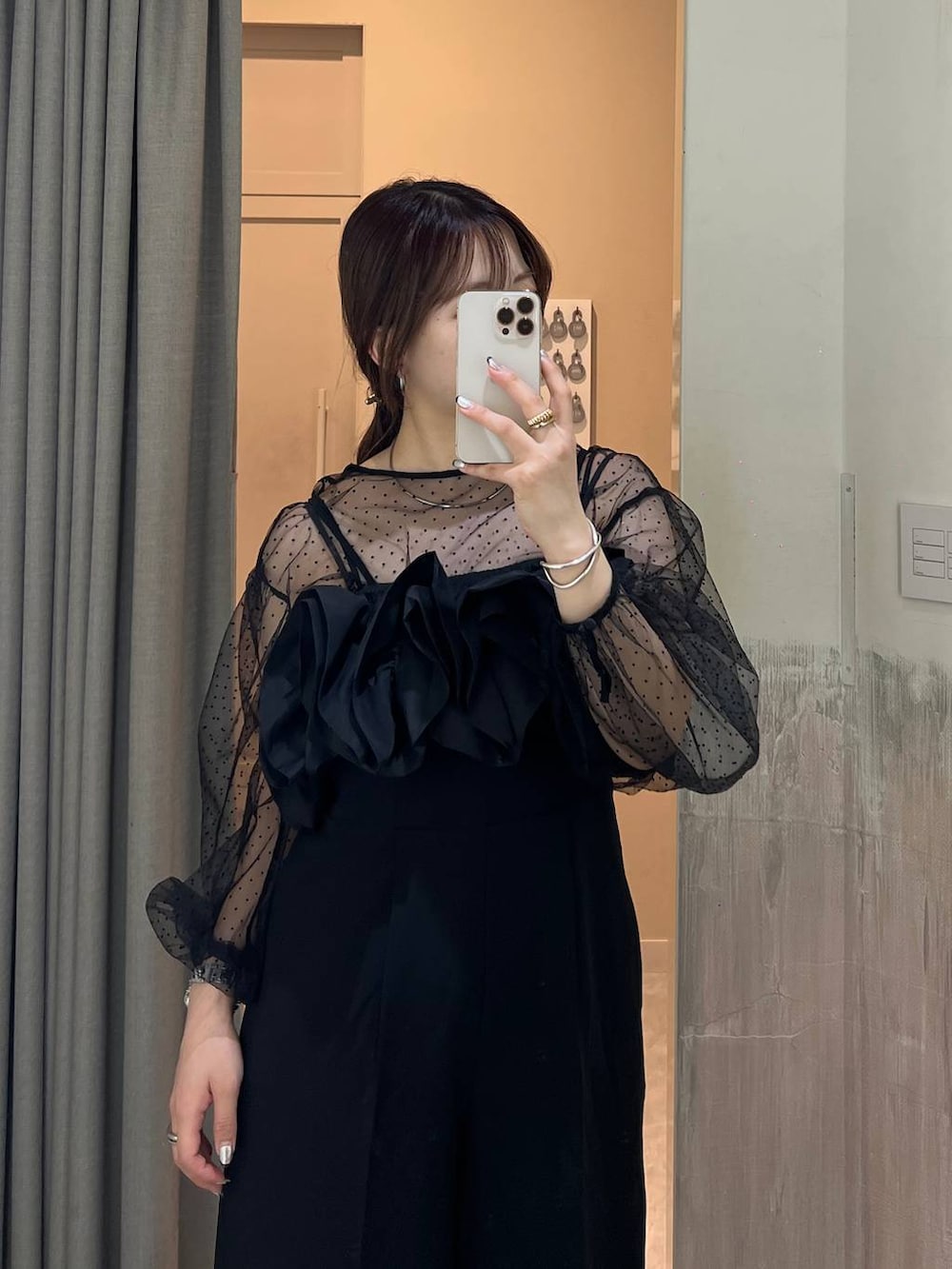 ブラック系のワンピースを着用したレディースの秋コーディネートの2枚目の写真