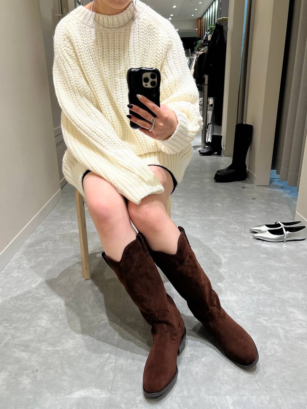 ホワイト系のニット/セーター、ブラック系のその他パンツ、ブラウン系のブーツを着用したレディースの秋コーディネートの2枚目の写真