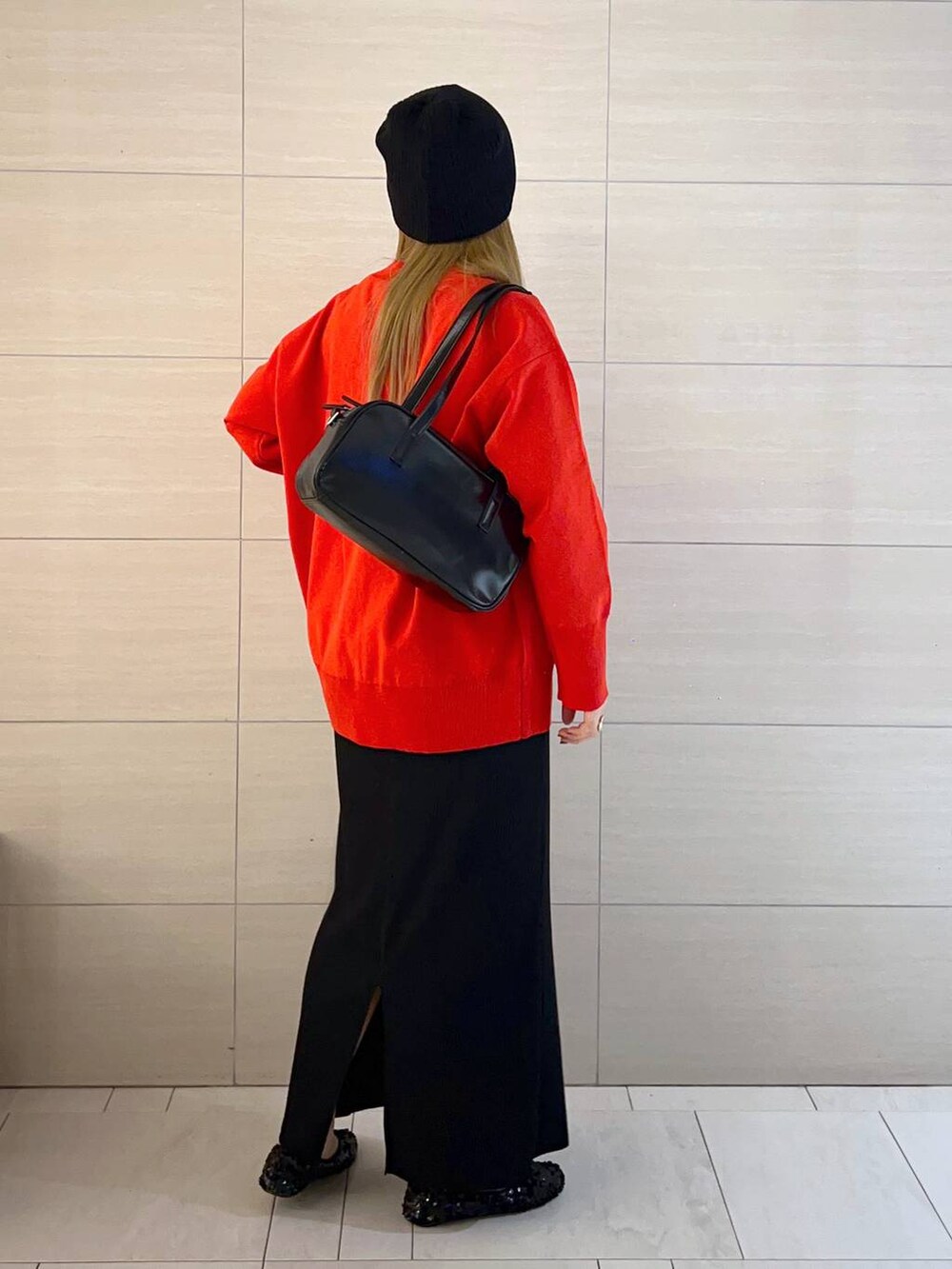 その他のTシャツ/カットソー、ブラック系のバレエシューズ、ブラック系のスカートを着用したレディースの春コーディネートの5枚目の写真