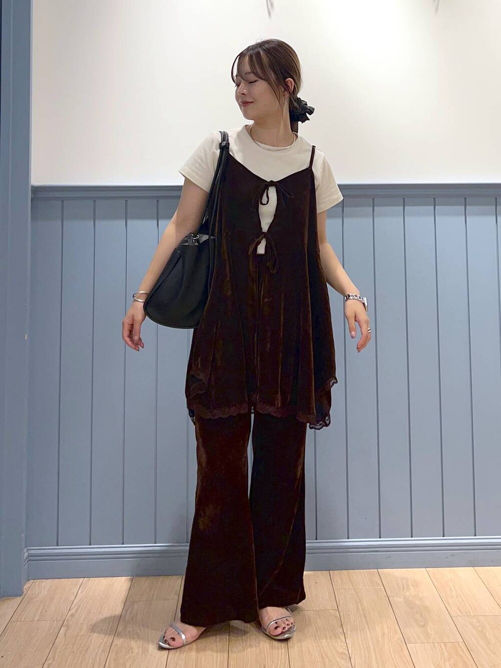 シルバー系のサンダル、ブラウン系のTシャツ/カットソー、ブラウン系のその他パンツを着用したレディースの夏コーディネートの3枚目の写真