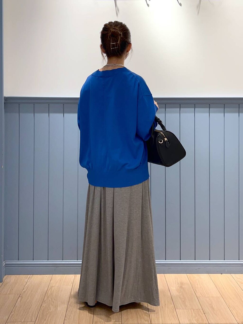 ブラック系のサンダル、ブルー系のカーディガン/ボレロ、ブラック系のショルダーバッグを着用したレディースの夏コーディネートの4枚目の写真