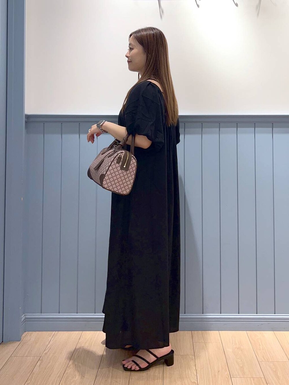 ブラック系のサンダル、その他のショルダーバッグ、ブラック系のワンピースを着用したレディースの夏コーディネートの2枚目の写真