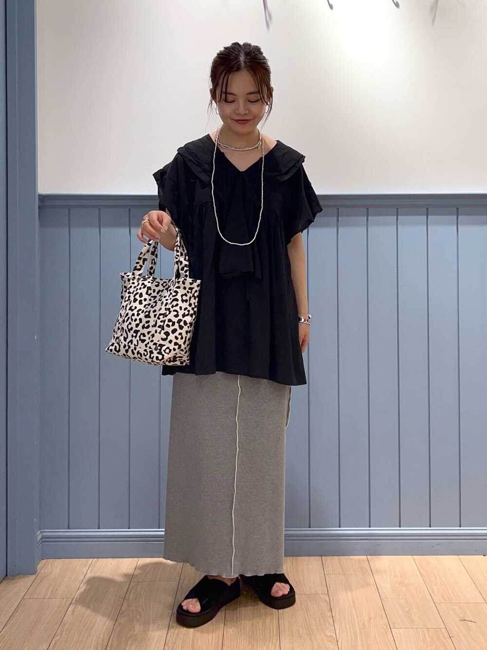 ブラック系のサンダル、その他のショルダーバッグ、ブラック系のシャツ/ブラウスを着用したレディースの夏コーディネートの2枚目の写真