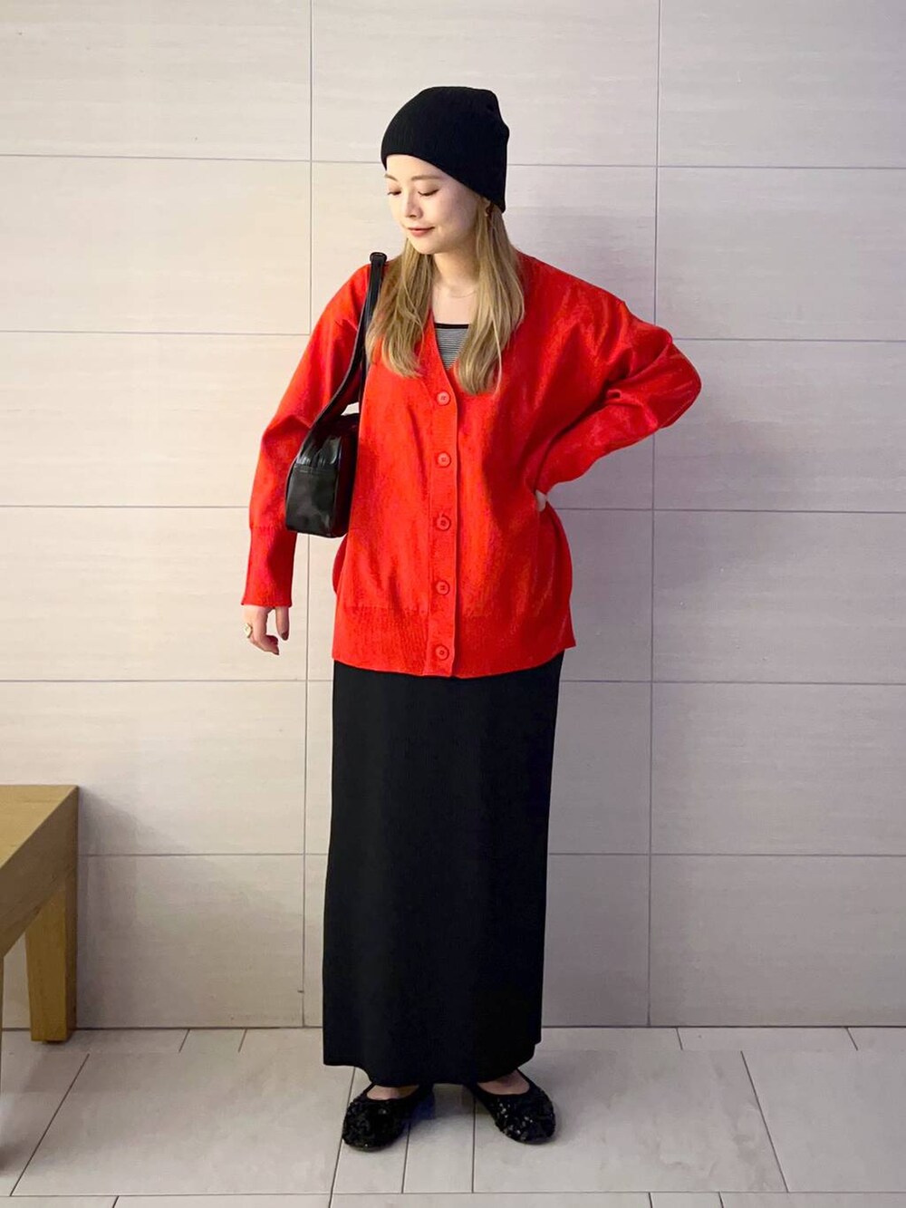 その他のTシャツ/カットソー、ブラック系のバレエシューズ、ブラック系のスカートを着用したレディースの春コーディネートの2枚目の写真