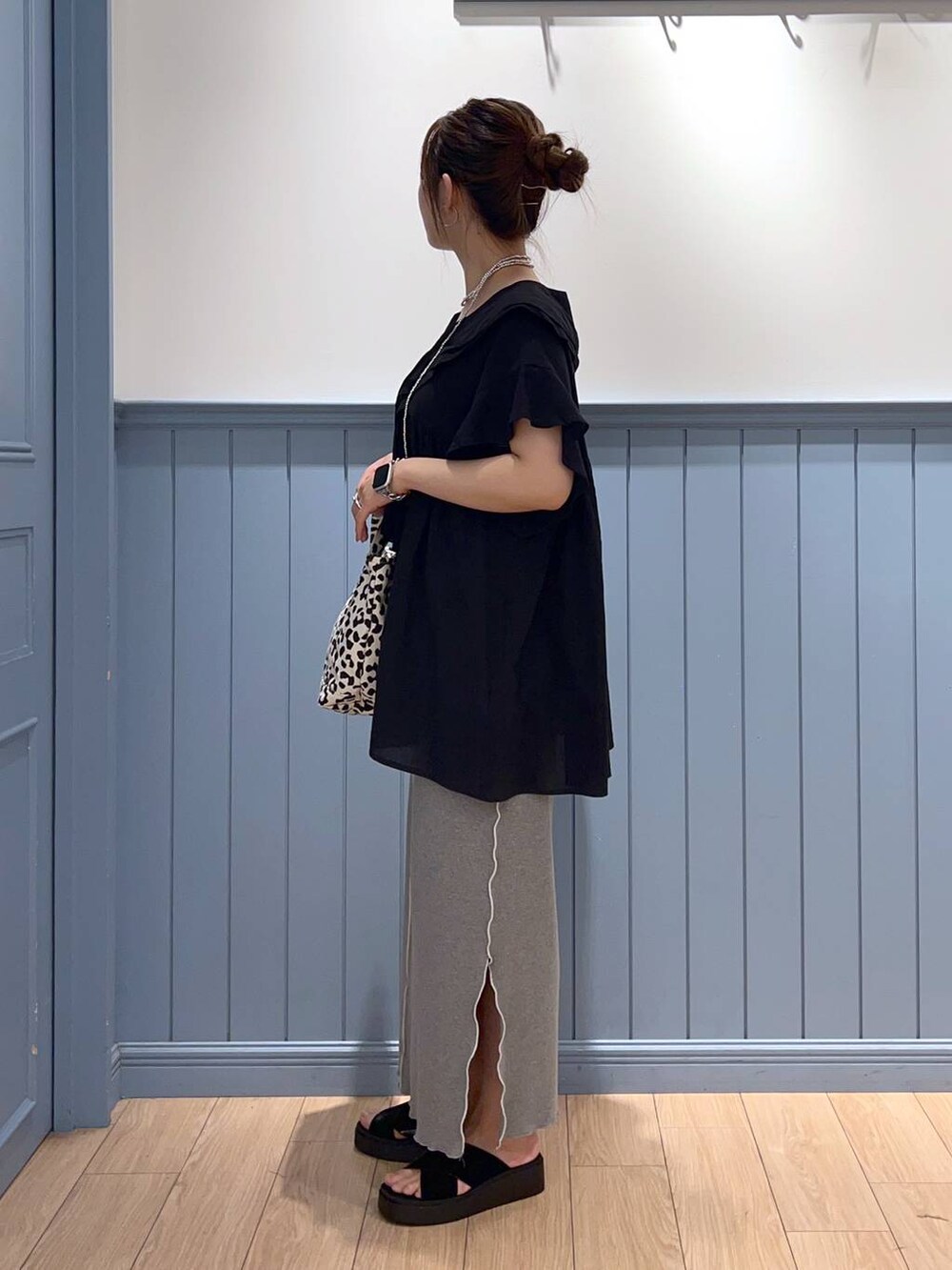 ブラック系のサンダル、その他のショルダーバッグ、ブラック系のシャツ/ブラウスを着用したレディースの夏コーディネートの3枚目の写真