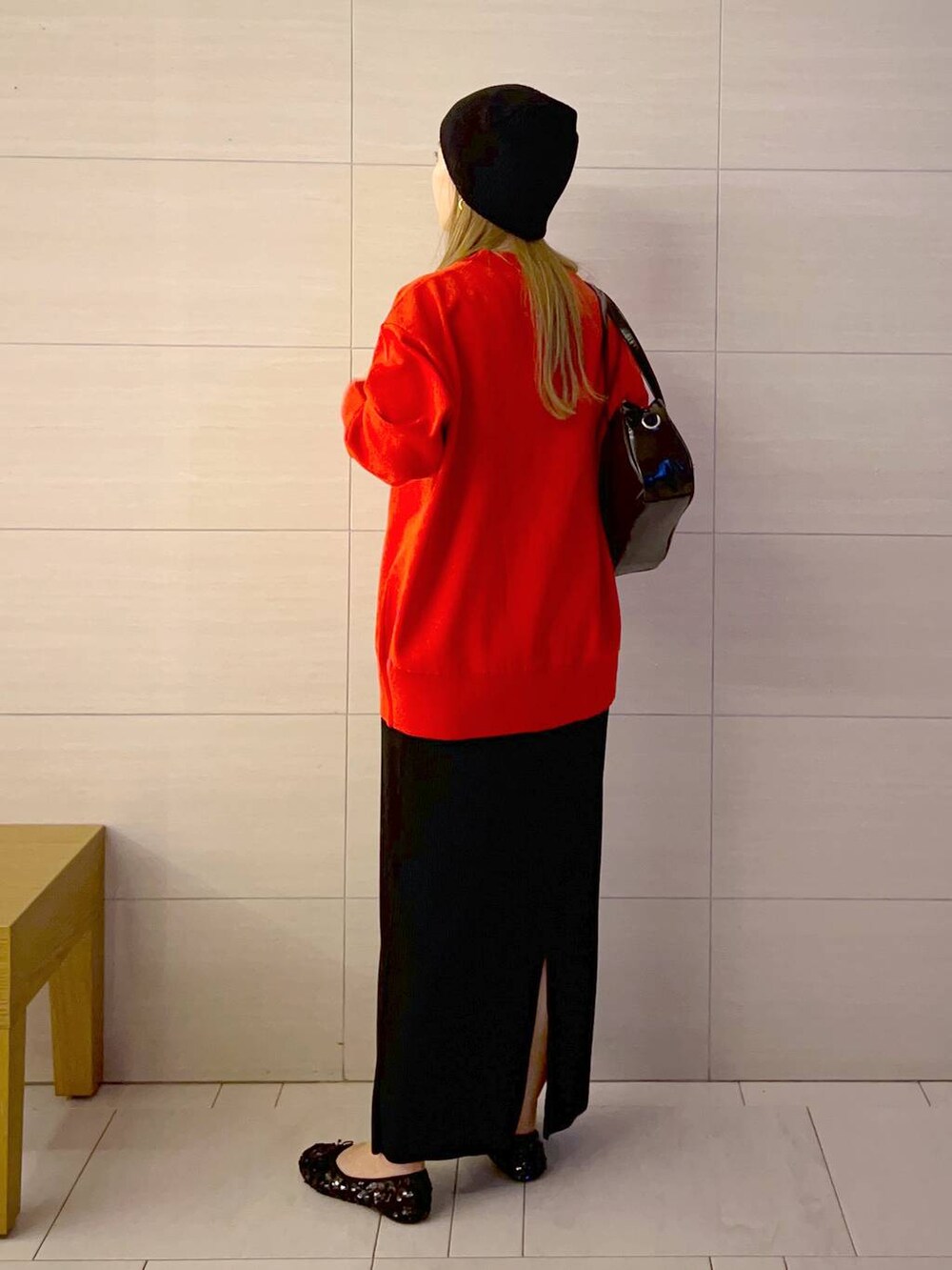 その他のTシャツ/カットソー、ブラック系のバレエシューズ、ブラック系のスカートを着用したレディースの春コーディネートの4枚目の写真