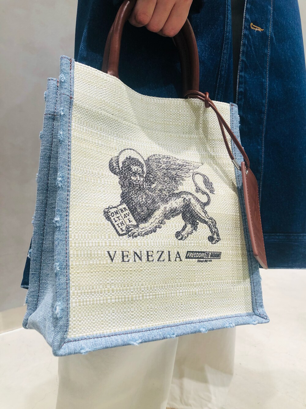 「春服、大人カジュアル、パンツスタイル、シンプルコーデ、でぃーぜるうらわすたっふ」｜「DIESELのレディース カウレザー ミュール（その他シューズ、ホワイト系）」を使った、mdrさん（レディース・162cm）の春コーディネートの2枚目の写真