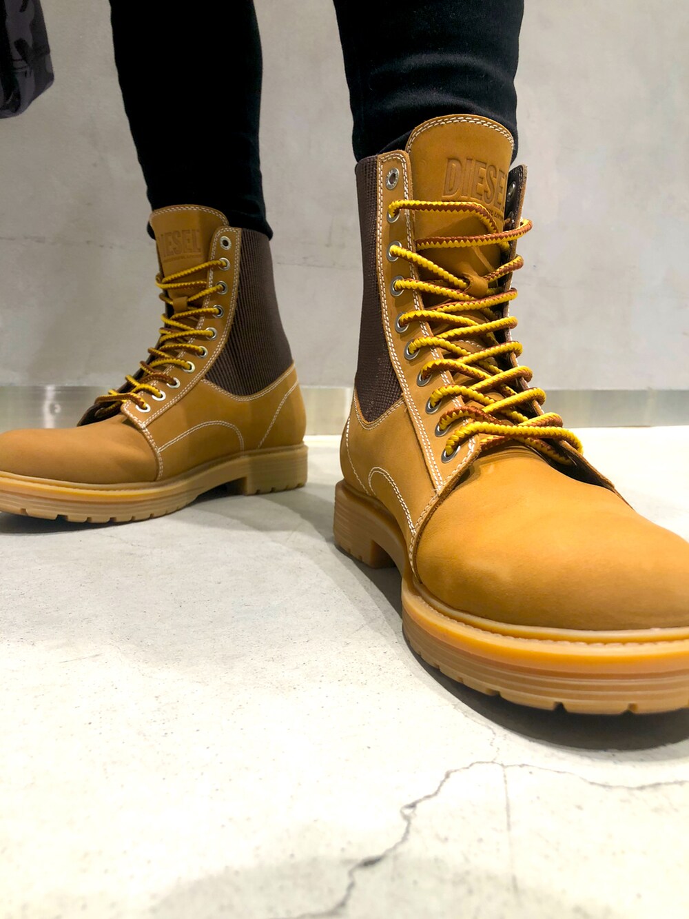 「でぃーぜるうらわすたっふ、1月、パンツスタイル、オーバーサイズ」｜「DIESELのメンズ シャツ コーデュロイ（シャツ/ブラウス、オレンジ系）」を使った、mdrさん（レディース・162cm）の冬コーディネートの2枚目の写真