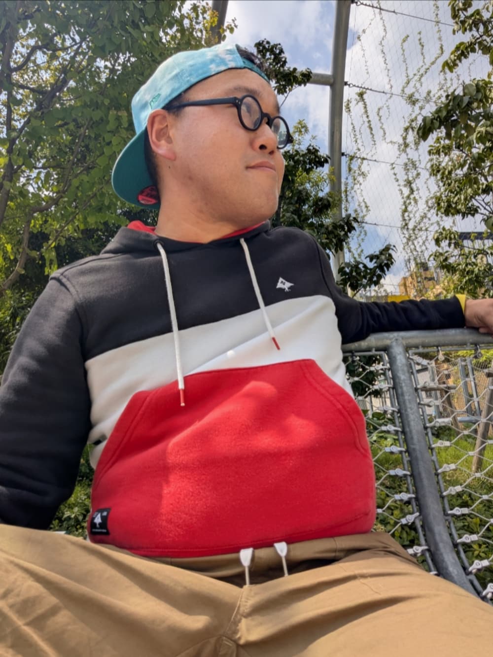 レッド系のスニーカー、ベージュ系のカーゴパンツ、その他のパーカーを着用したメンズの春コーディネートの4枚目の写真