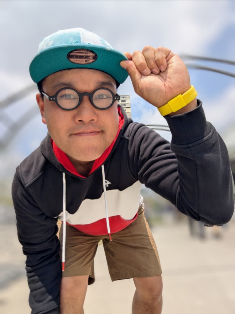 レッド系のスニーカー、ベージュ系のカーゴパンツ、その他のパーカーを着用したメンズの春コーディネートの3枚目の写真