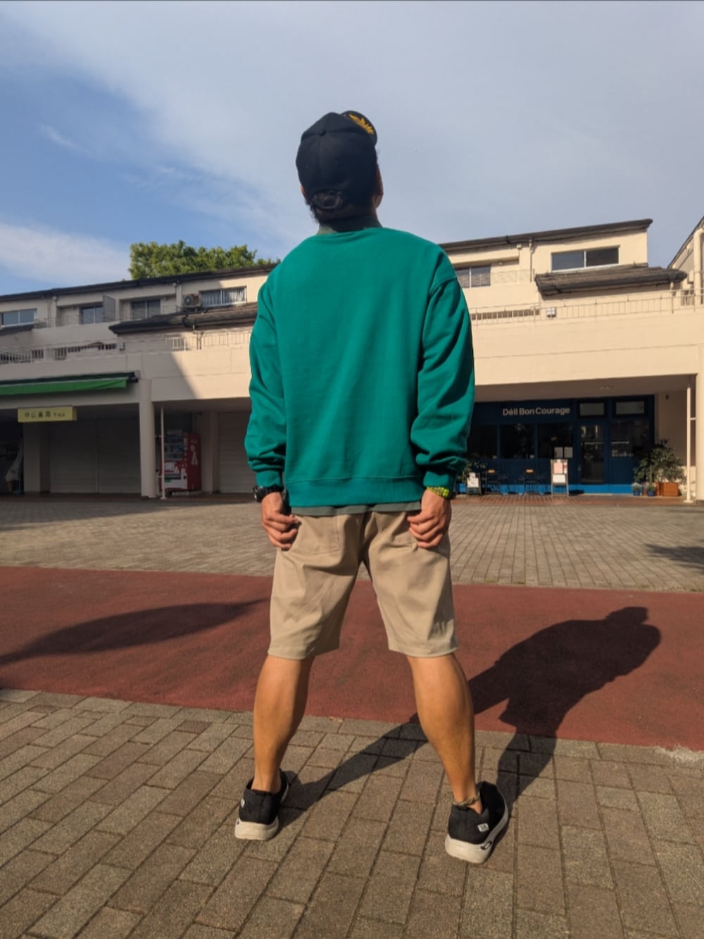 「ストリートコーデ、スポーツミックス、お出かけコーデ、リラックススタイル、みどりがすき。、グリーンオングリーン、スウェット、ポロシャツ、人間ゆるキャラコーデ、人間ゆるキャラの休日」｜「JACKROSEのJE-MARIANロゴカレッジクルースウェット（スウェット、グリーン系）」を使った、チャッピー＠人間ゆるキャラシンガーさん（メンズ・172cm）の春コーディネートの2枚目の写真