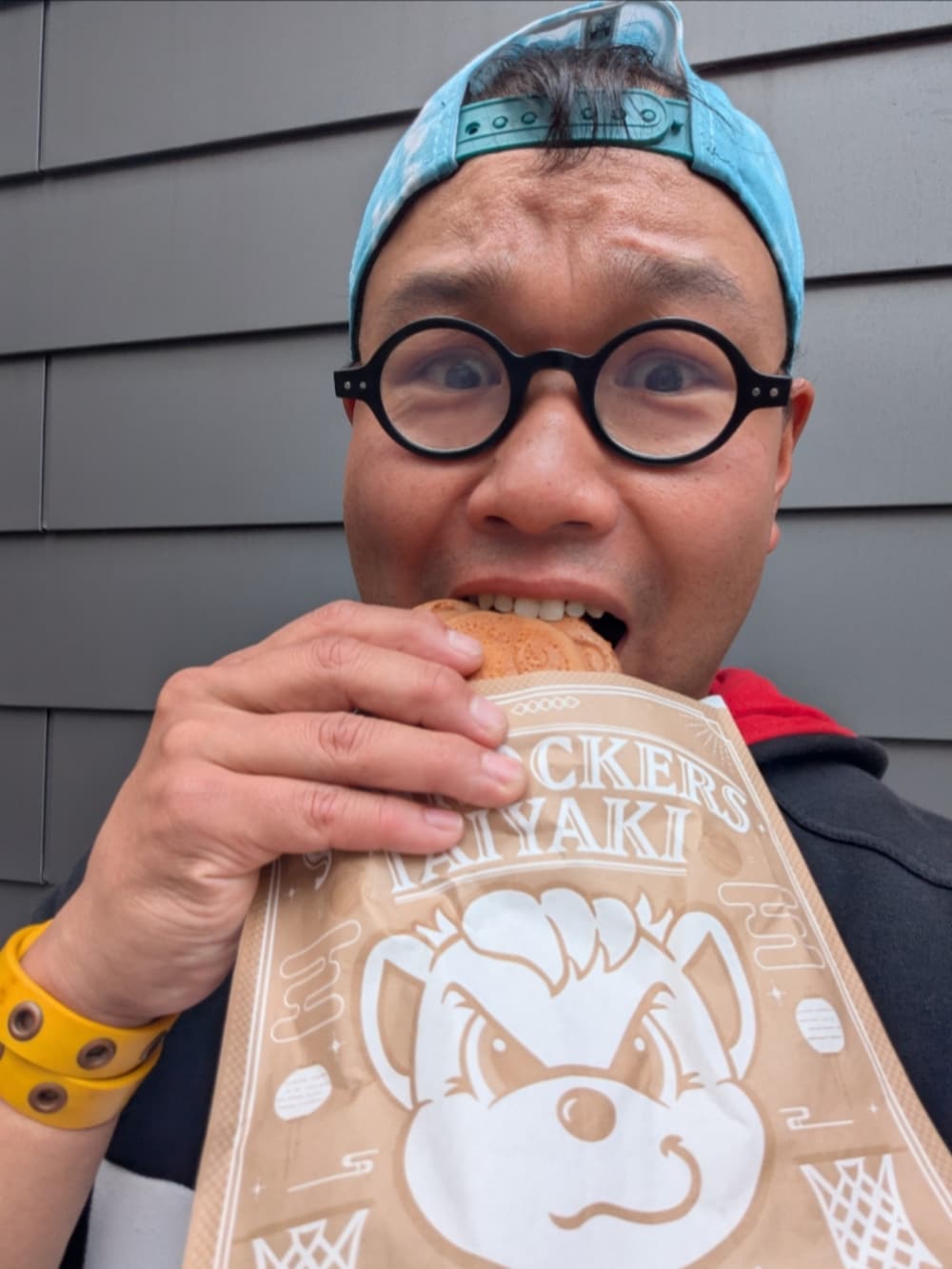 レッド系のスニーカー、ベージュ系のカーゴパンツ、その他のパーカーを着用したメンズの春コーディネートの5枚目の写真