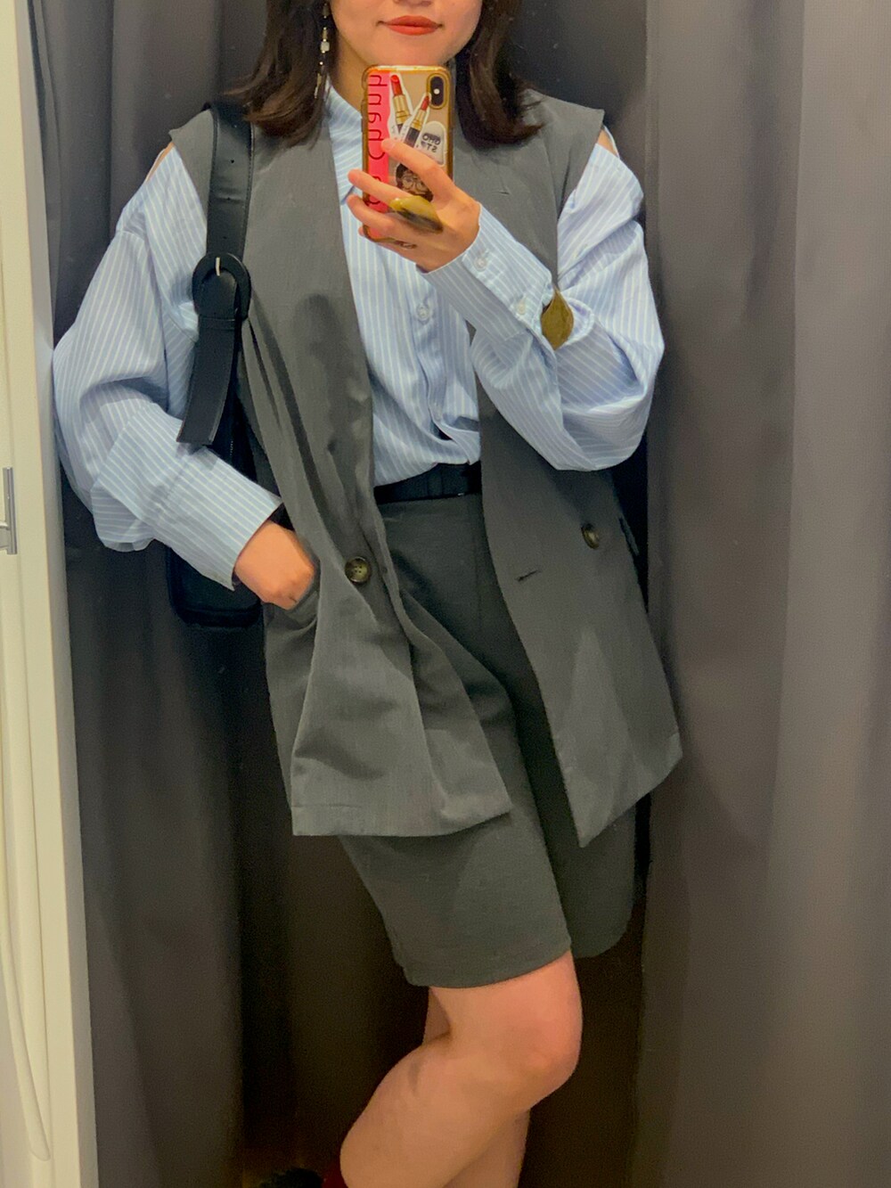 グレー系のトップス、レッド系のソックス/靴下を着用したレディースの春コーディネートの2枚目の写真