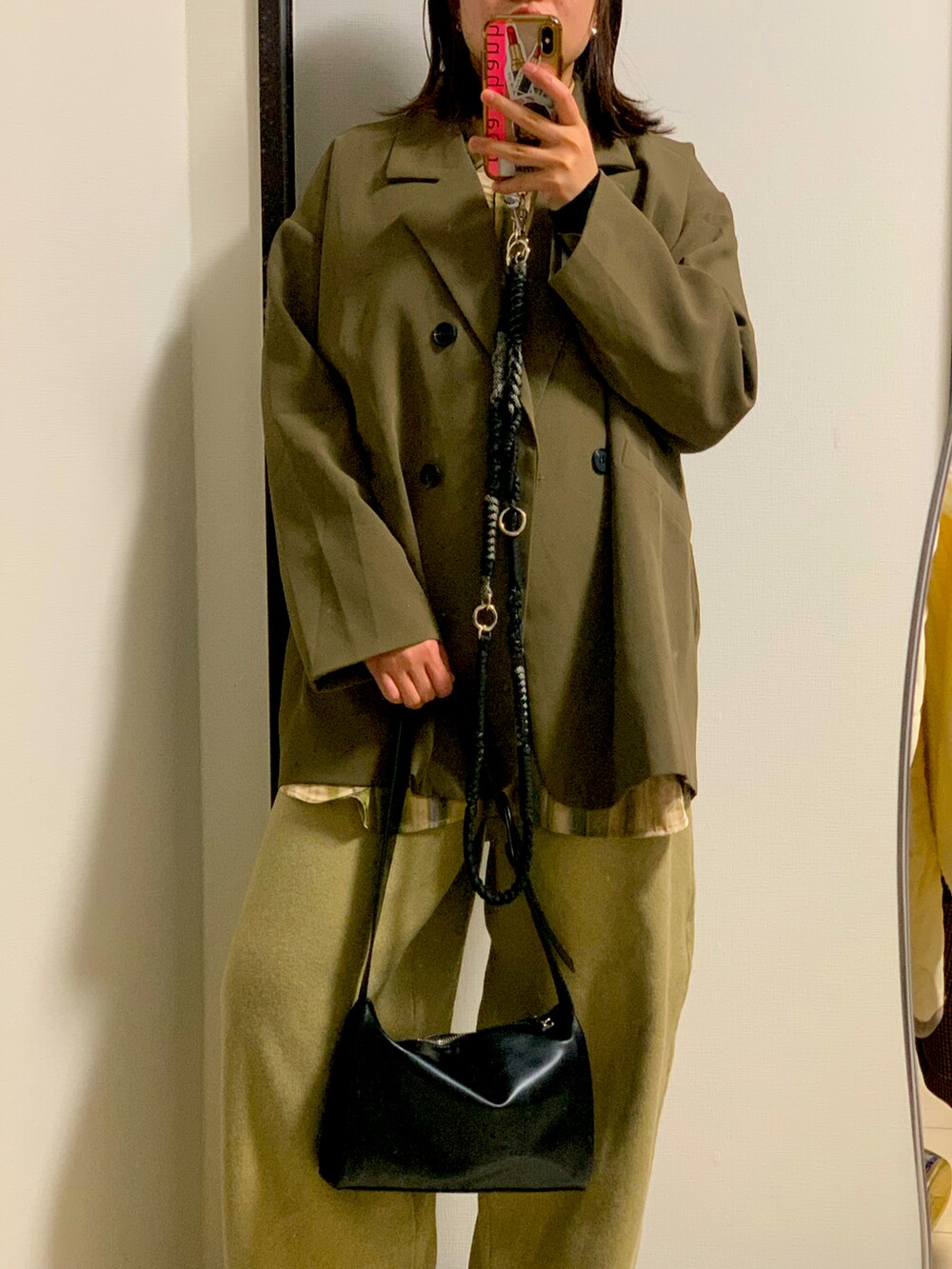 ブラウン系のノーカラージャケットを着用したレディースの冬コーディネートの2枚目の写真