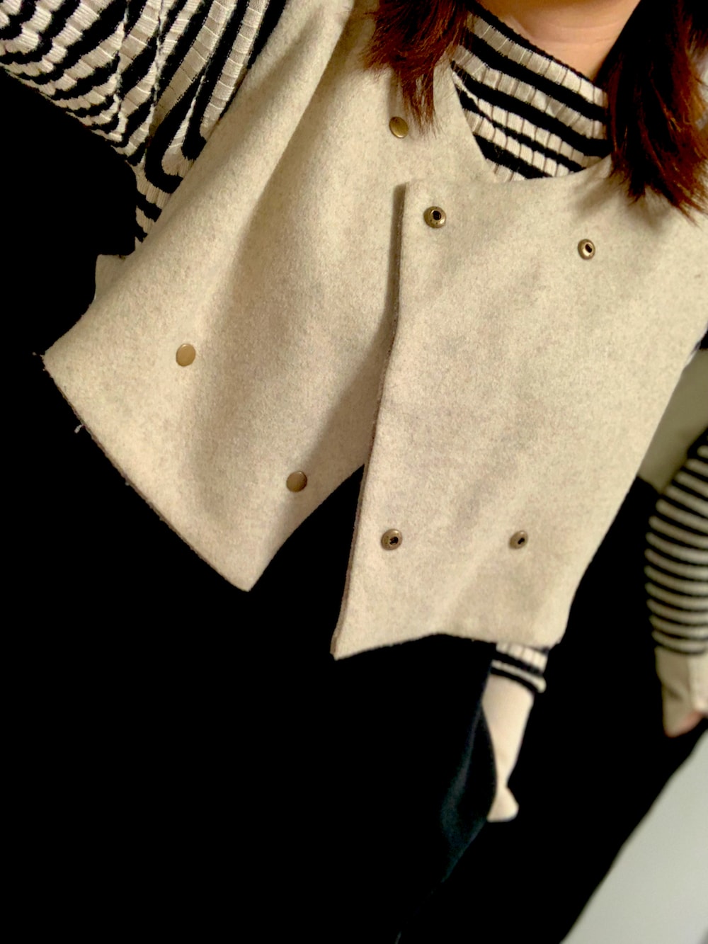 ホワイト系のニット/セーター、ブラック系のオールインワン・サロペットを着用したレディースの秋コーディネートの2枚目の写真